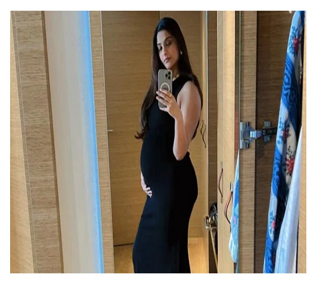 Sonam Kapoor Ahuja Flaunts Her Baby Bump In Black Short Dress