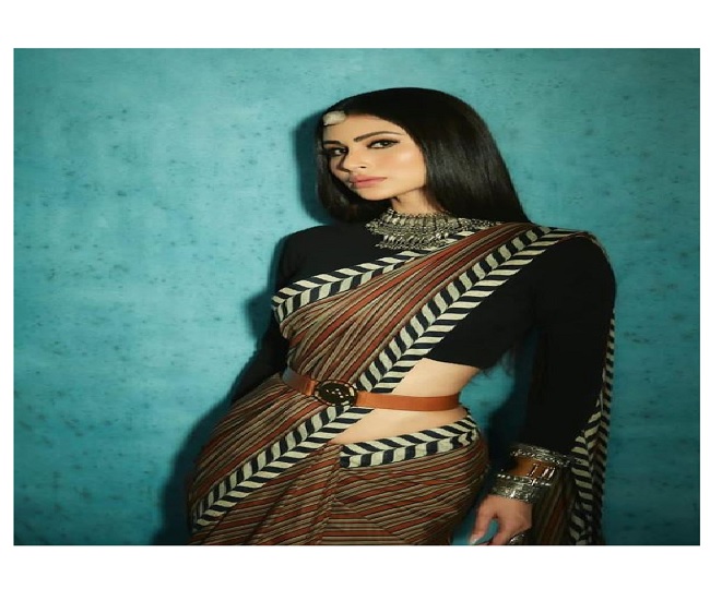 Mouni Roy in golden saree wows fans, check out diva's sexy look