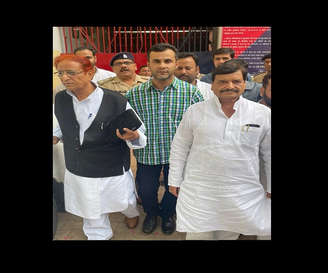 SP stalwart Azam Khan walks out of jail, Shivpal Yadav receives him; Akhilesh's 'welcome' raises eyebrows