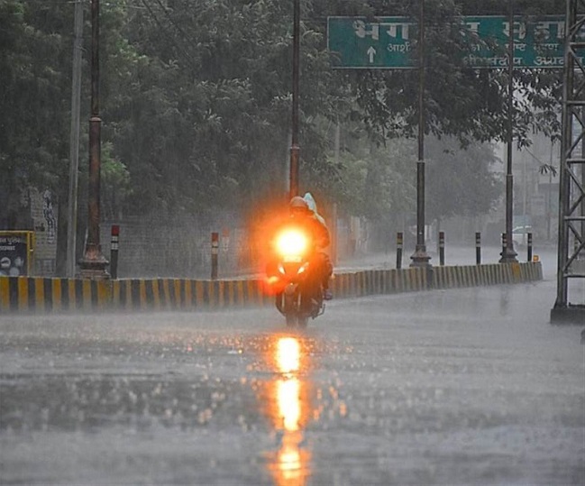 Delhi-NCR Weather Updates: Flights ops affected, traffic disrupted as heavy rains lash city; IMD issues warning