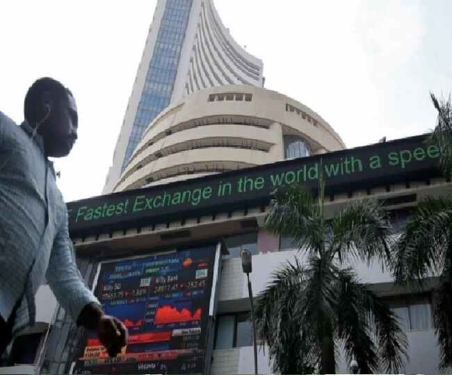 Sensex ends in red for sixth straight session, Nifty dips to 15,782; banking, auto sectors major laggards  