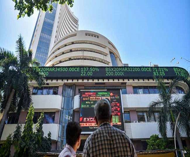 Sensex tanks over 1,400 pts, Nifty ends at 15,800 amid weak global cues; HCL Tech, Wipro top losers 