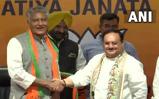 Former Congress veteran Sunil Jakhar joins BJP, likely to be nominated for..
