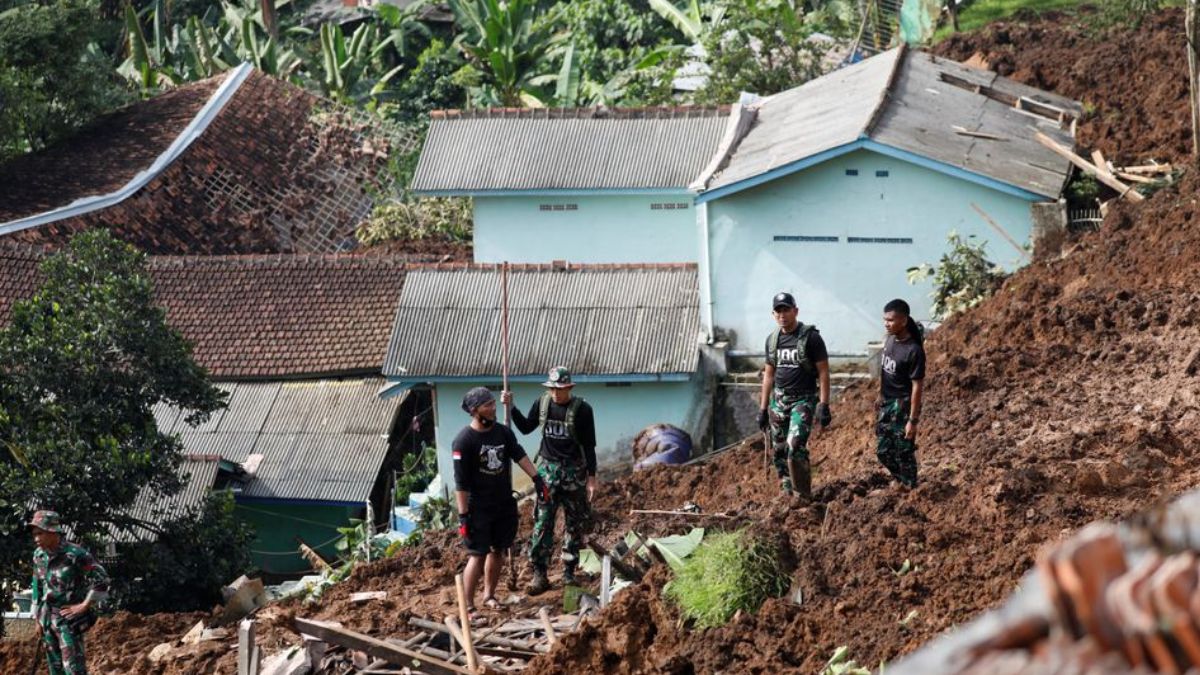 Indonesia Earthquake: Death Toll Rises 271, Rescuers Pull Out Six-Year-Old From Debris Alive