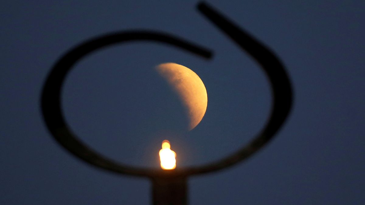 Lunar Eclipse 2022 When To See Chandra Grahan In Delhi, Noida