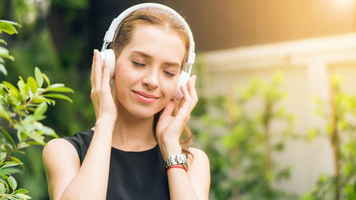 Over 1 Billion Population At Hearing Loss Risk Due To Headphones, Loud Music: New Study