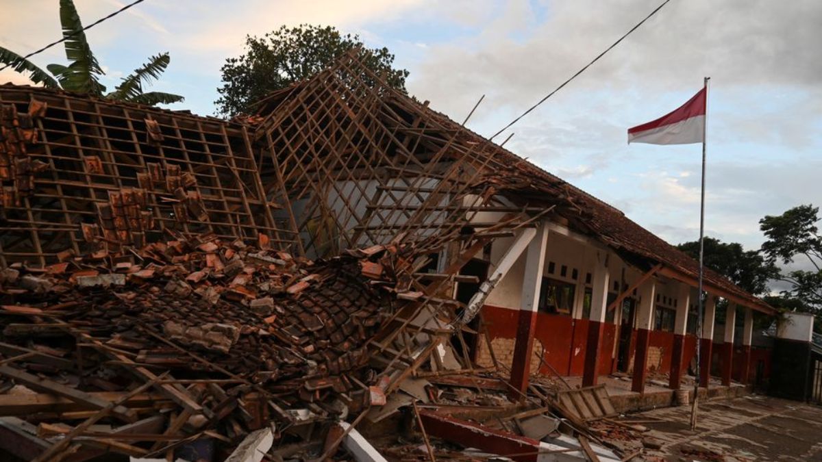 160 Killed, Mostly Children, After Earthquake Hits Indonesia's Java