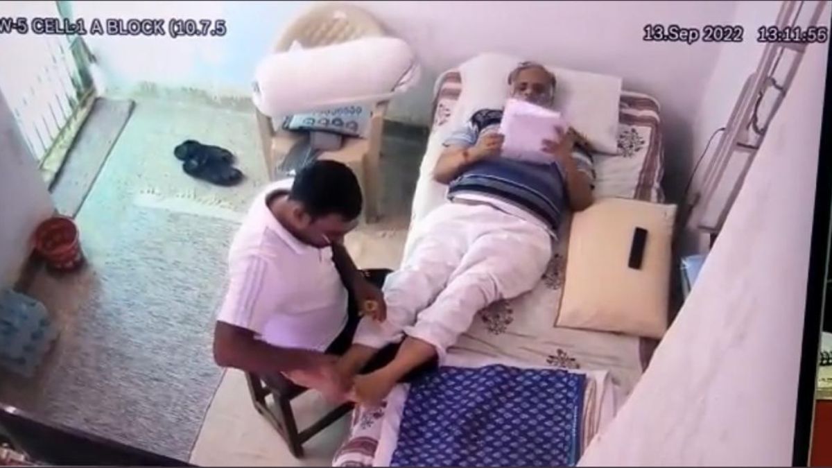 BJP Slams AAP Over Satyendar Jain's Massage Video; Sisodia Says 'Doctors Advised Him Physiotherapy' | Watch