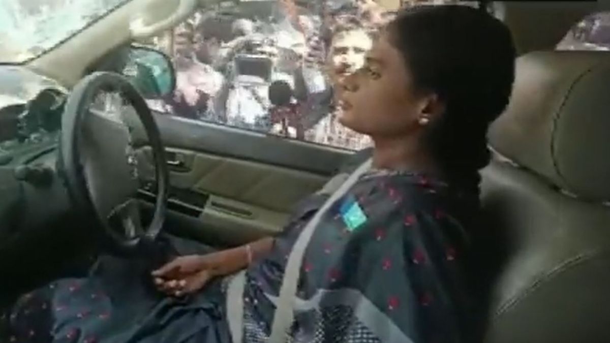 Telangana Leader YS Sharmila Detained For Second Time, Towed Away In Car While Protesting Against KCR