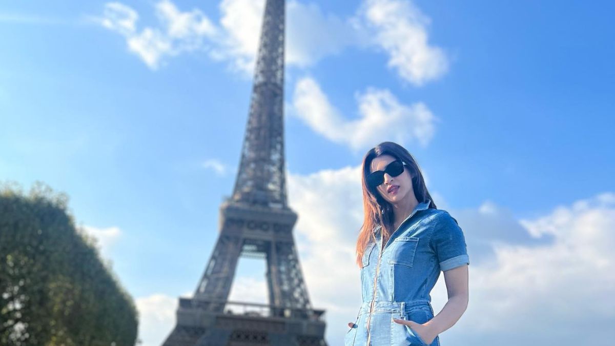 Lovely Wedding Couple Poses Eiffel Tower Paris Stock Photo by  ©olexiysyrotkin 183964916