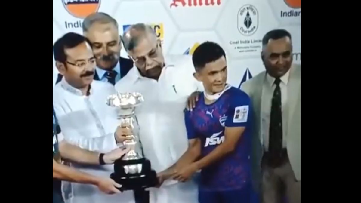  Bengal Governor Receives Flak For Pushing Sunil Chhetri During Award Ceremony | Watch 