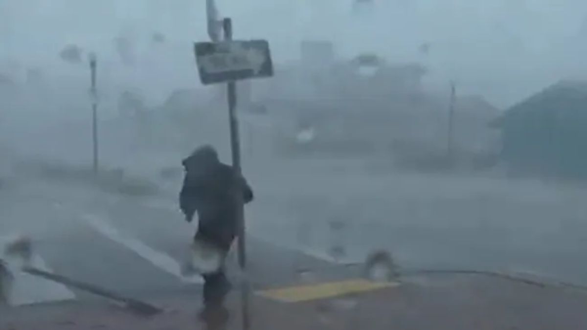 Journalist Struggles To Stand While Reporting On Hurricane Ian, Internet Calls It 'Dramatic' | Watch