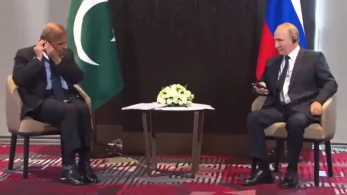 Watch: Pakistan PM Shehbaz Sharif's Goof-Up With Headphones During Meet With Putin
