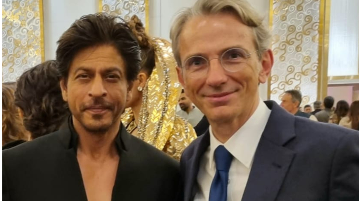 L’ambassadeur de France se tient aux côtés du « grand Shah Rukh Khan » et dit « Essayez de le convaincre de tirer en France »