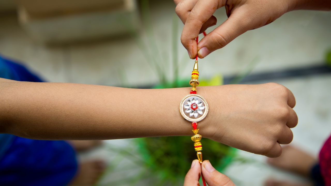 raksha-bandhan-2023-dont-punish-students-for-wearing-rakhi-tilak-mehendi-during-raksha-bandhan-ncpcr-to-schools