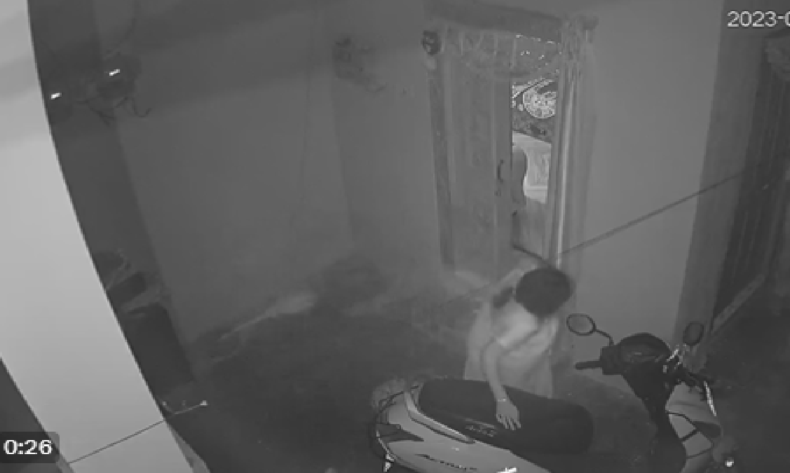 telangana-woman-fights-back-during-attempted-robbery-video-of-her-chasing-away-thief-goes-viral-watch