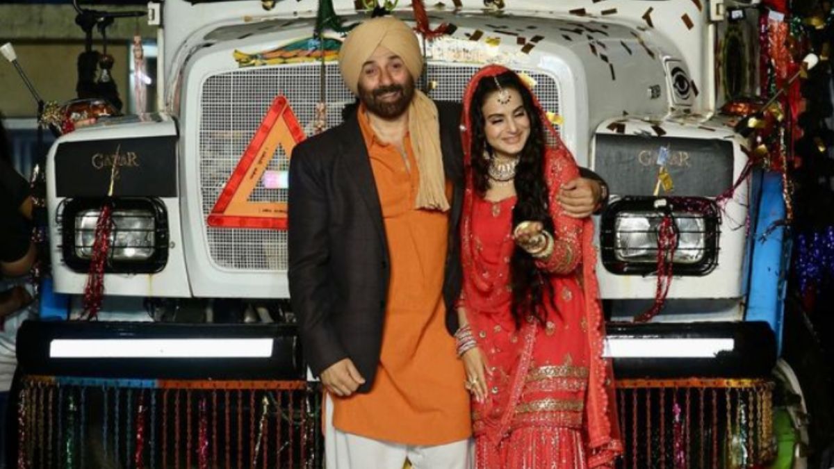 gadar-2-director-anil-sharma-appreciates-ameesha-patel-and-her-acting-skills-says-bade-ghar-ki