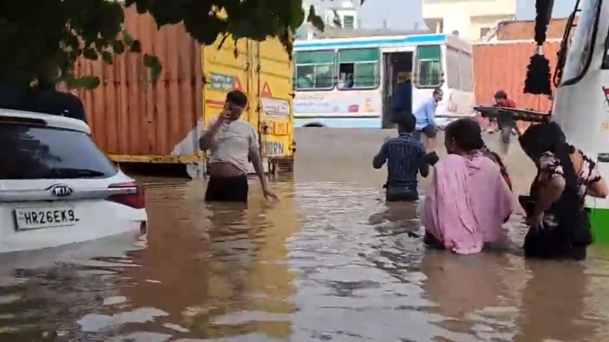 Delhi Ncr Rains Heavy Downpour Leads To Severe Waterlogging In Gurugram People Wade Through 8552