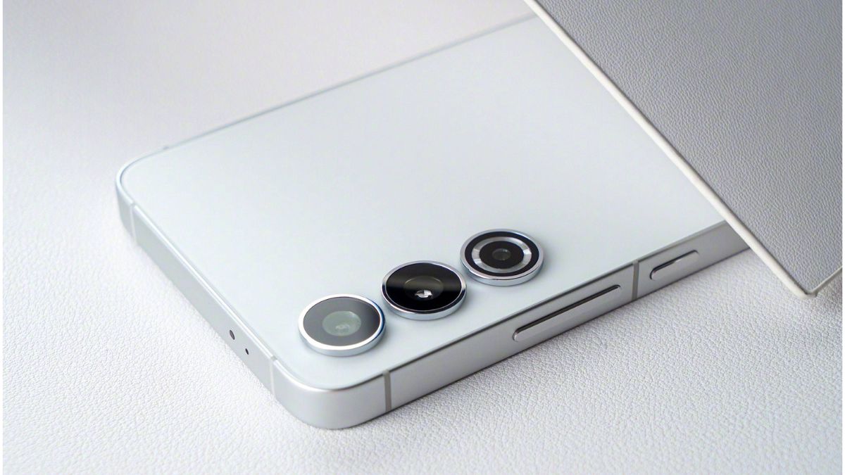 Samsung Galaxy S24 Leak Shows 360-Degree View of New Flat-Edge