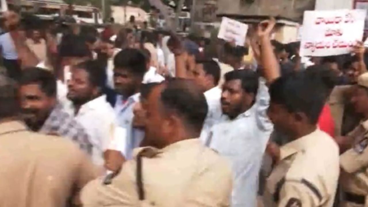 Students' Union Protests At TSPSC Office In Hyderabad, Demands ...