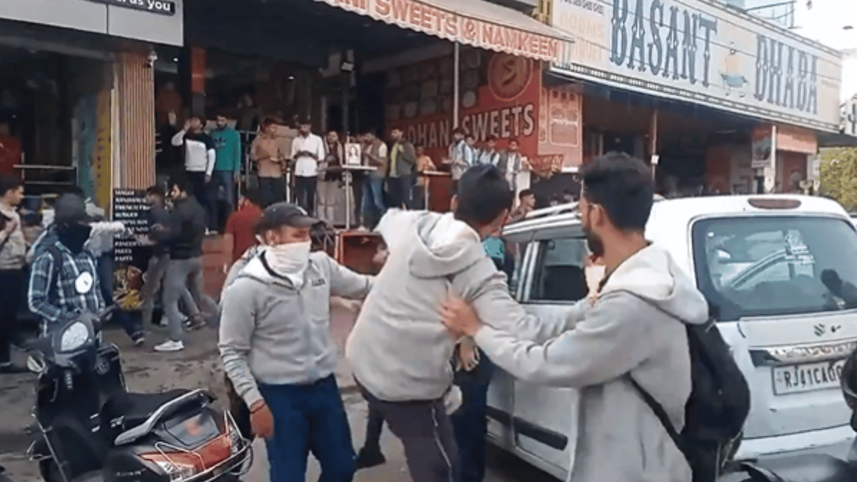 viral-video-sticks-kicks-and-punches-boys-fight-on-road-over-a-girl-outside-coaching-classes-watch