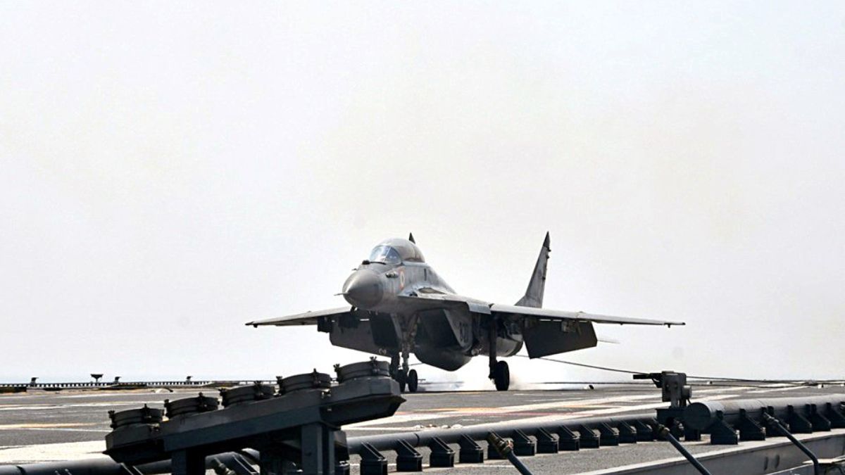 goa-airport-navy-mig-29k-fighter-jet-suffers-tyre-burst-passenger-services-suspended-till-4-pm-at-dabolim-latest-news-updates