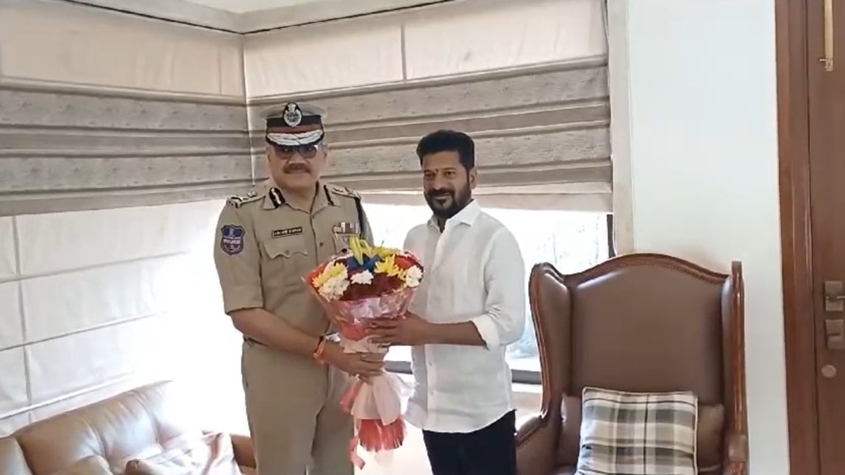 telangana-dgp-anjani-kumar-suspended-after-he-meets-congress-candidate-revanth-reddy-in-hyderabad-election-commission-see-pic