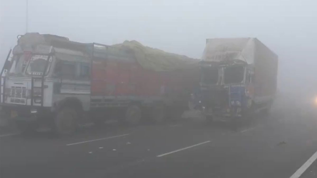 uttar-pradesh-news-multivehicle-crash-on-ups-agralucknow-expressway-accident-news-amid-fog-and-low-visibility-1-dead-12-injured