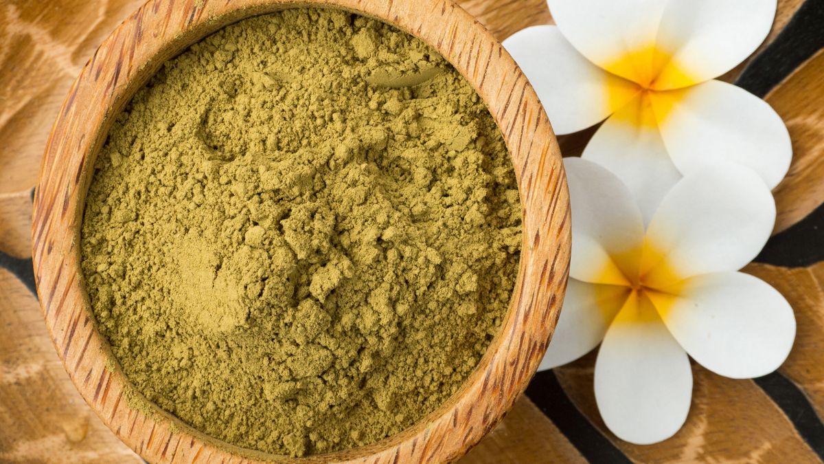 7 Benefits Of Using Henna Pack On Your Hair Once In A Month