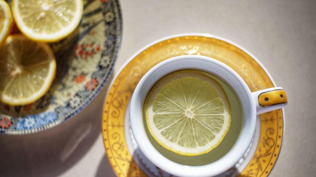 5 Advantages Of Consuming One Piece Of Lemon With Luke Warm Water Everyday