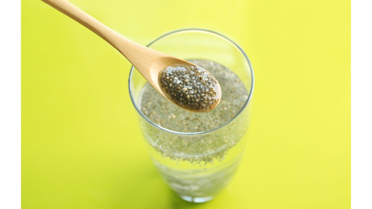 Should You Soak Chia Seeds Overnight In Water? Advantages Of Eating ...