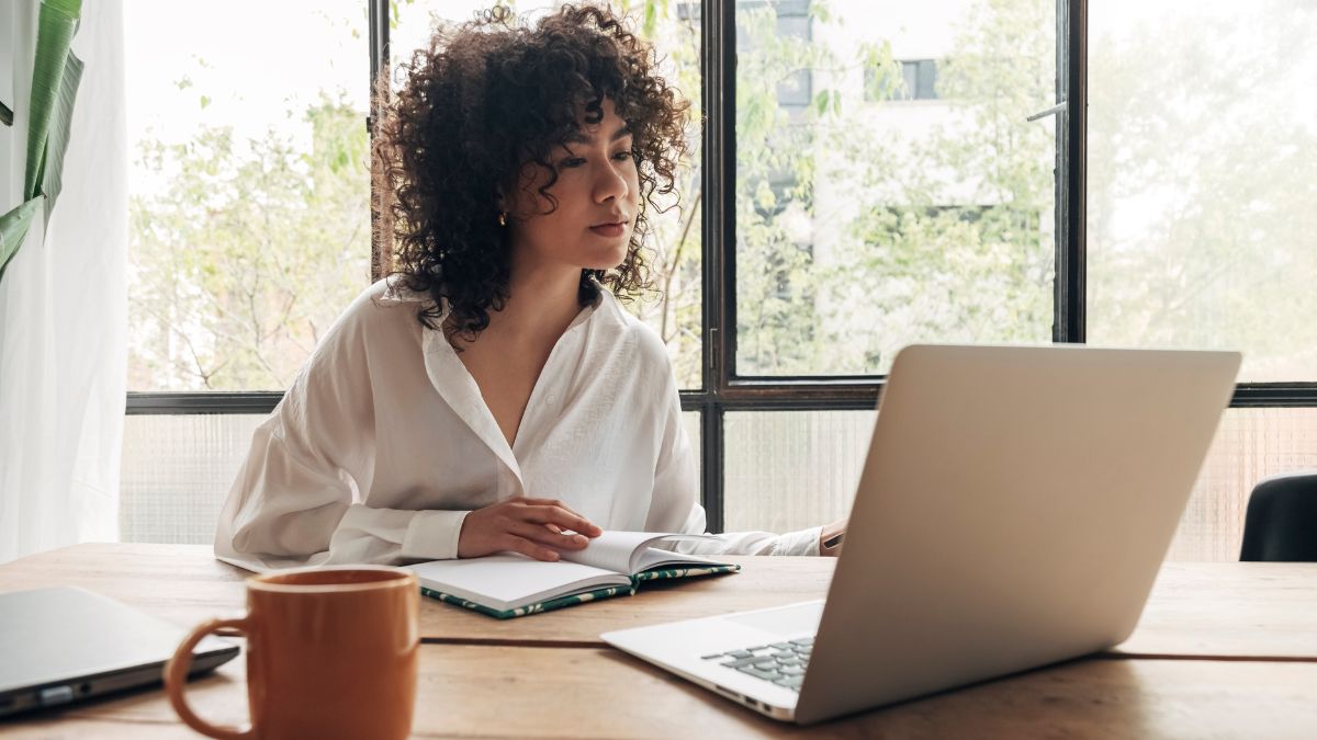 How The Blue Screen Light From Your Laptop And Phone Screens Effects