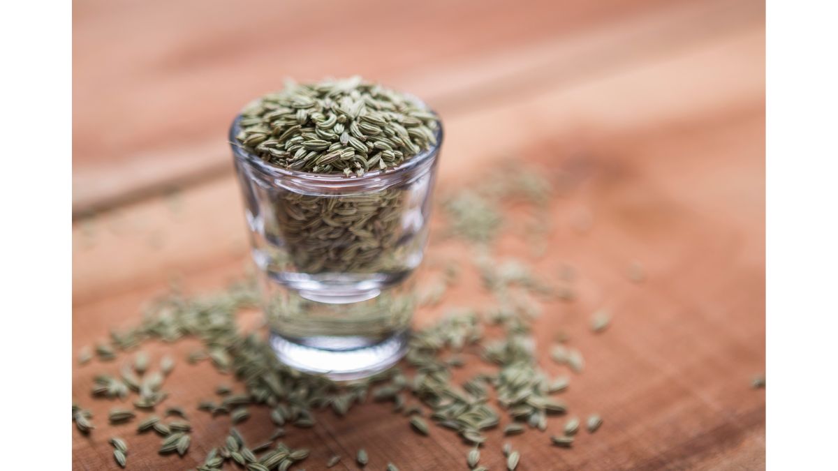 5 Incredible Benefits Of Drinking SaunfInfused Water In Morning