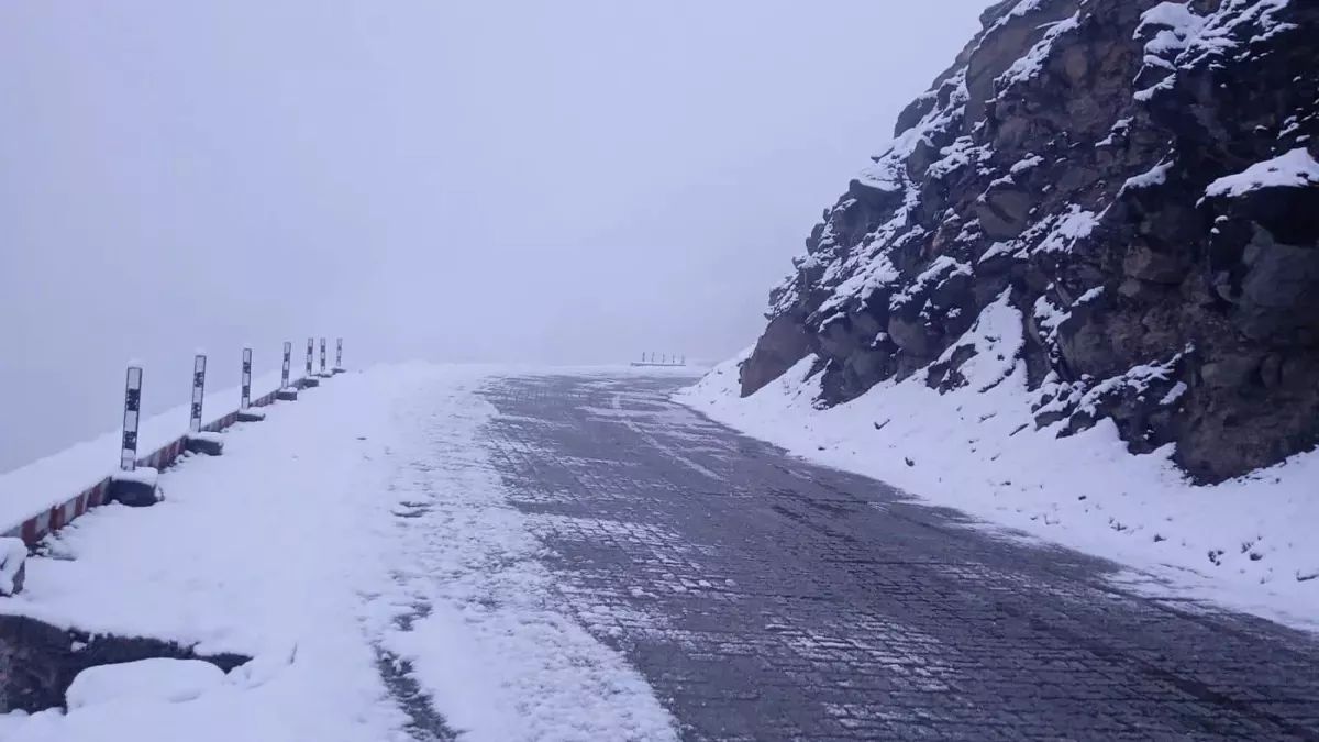 jk-weather-update-gulmarg-records-coldest-temperature-this-season-several-parts-of-valley-experience-subzero-degrees