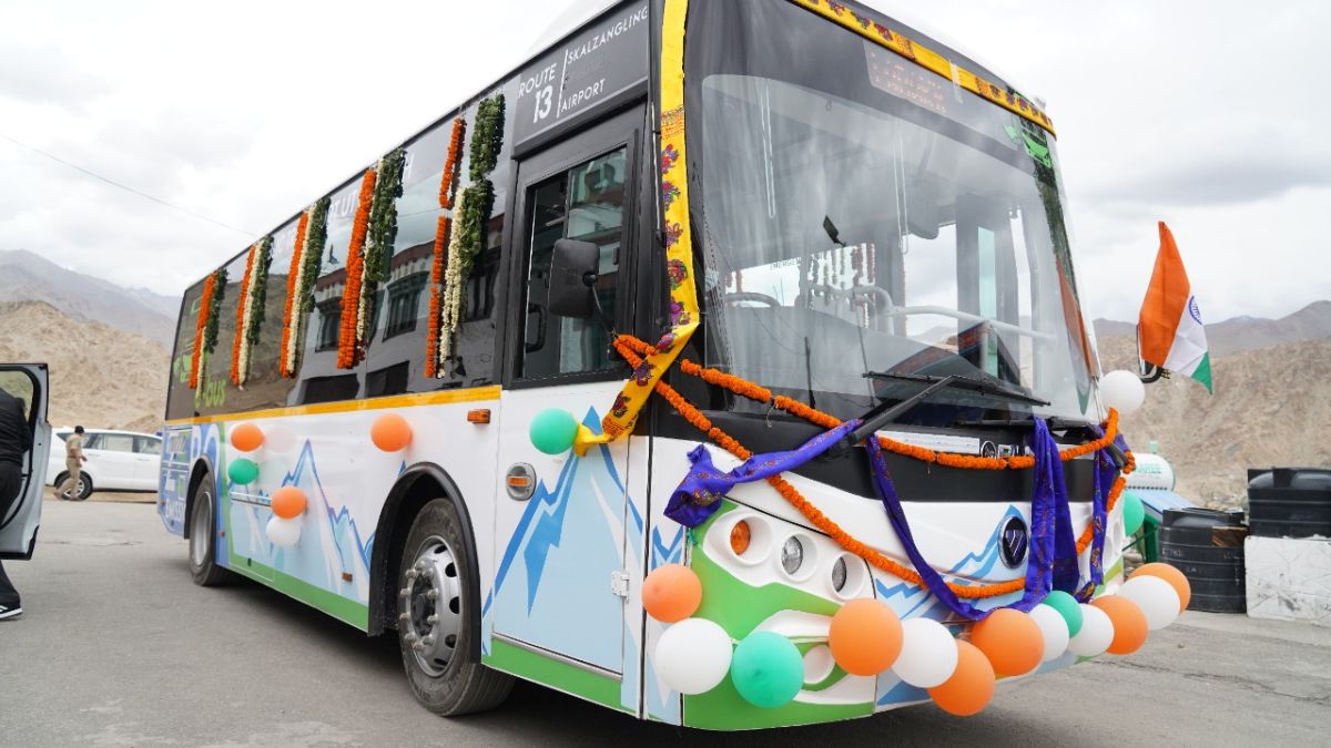 achieving-net-zero-goals-pmis-ebuses-in-ladakh-curb-25-lakh-kgs-of-carbon-emissions-in-one-year-of-operations