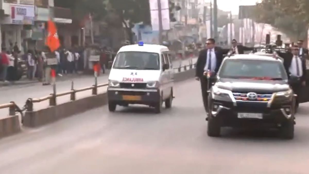 Watch Pats Fans Help An Ambulance Get Unstuck After the Parade