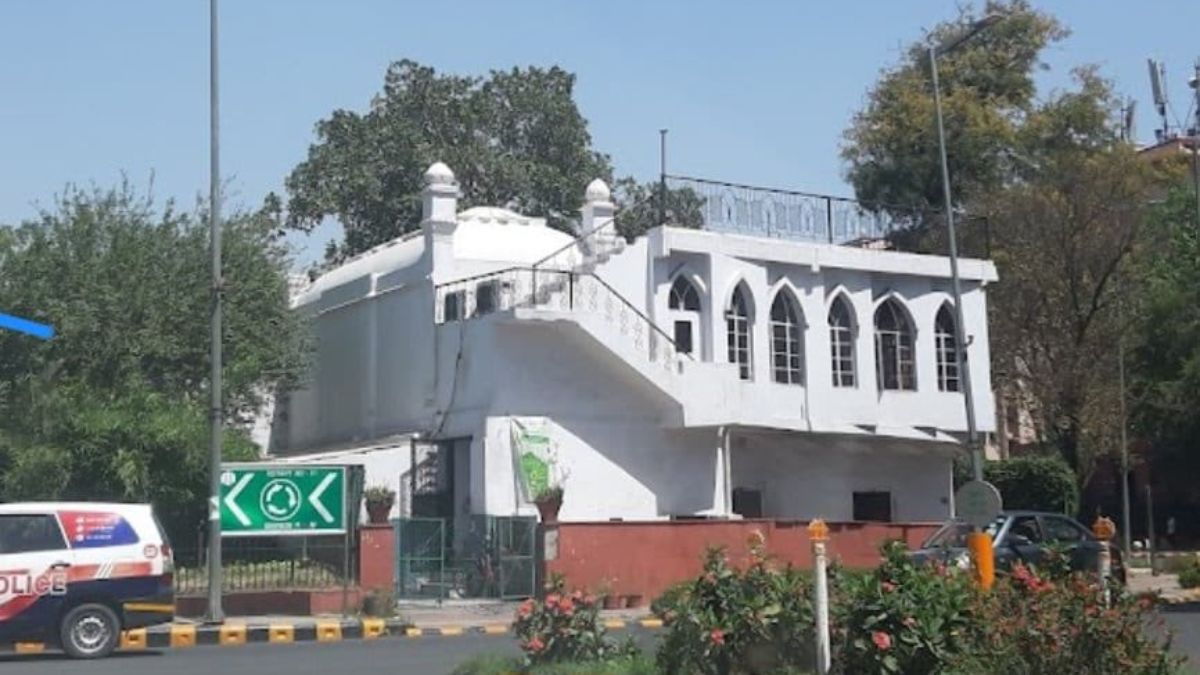 sunehri-masjid-demolition-ndmc-proposes-to-bulldoze-150yearold-mosque-seeks-public-opinion-owaisi-slams-decision
