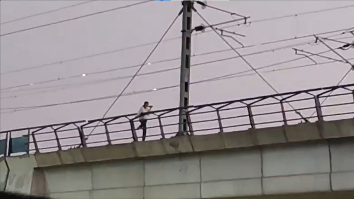 delhi-metro-viral-video-girl-threatens-suicide-at-shadipur-metro-station-rescued-by-police-watch
