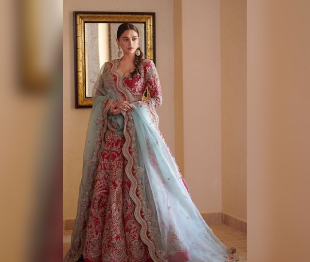Aditi Rao Hydari is an elegant showstopper as she walks at couture week in  dull gold lehenga by Anju Modi : Bollywood News - Bollywood Hungama