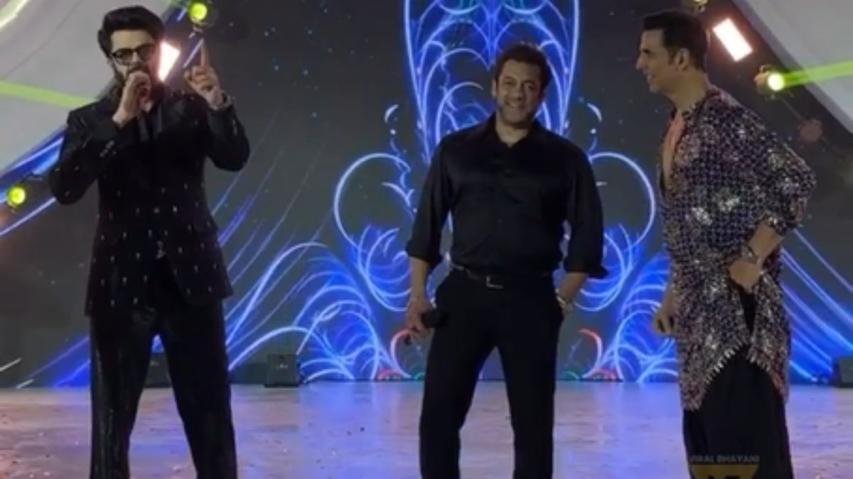 Salman Khan And Akshay Kumar Groove To ‘main Khiladi Song In Towels At A Wedding In Delhi Watch