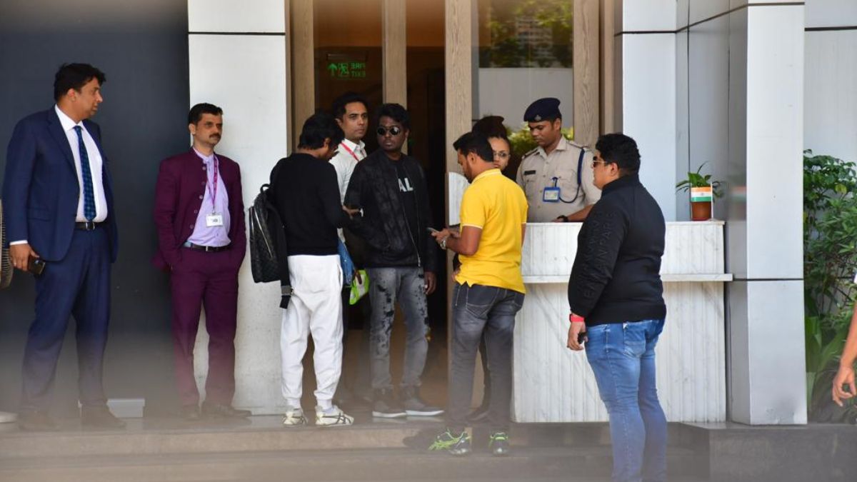 Shah Rukh Khan With Filmmaker Atlee Leaves For Jawans Shoot After Pathaans Super Success See Pics 