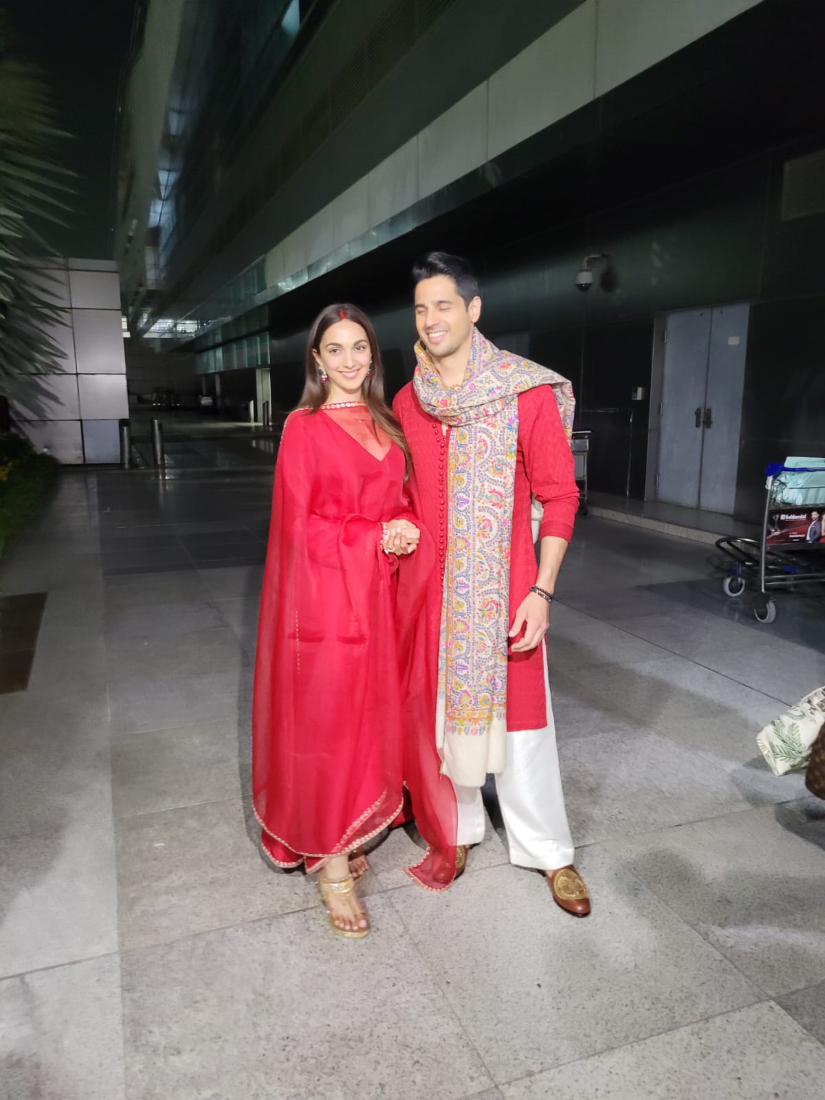 Sidharth Malhotra, Kiara Advani Arrive In Delhi, Newlyweds Twin In  Traditional Red Outfits