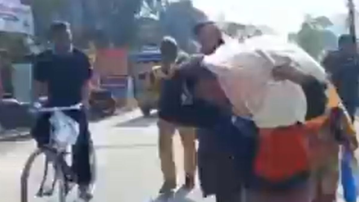 unable-to-pay-for-ambulance-man-carries-mother-s-body-on-shoulder-in