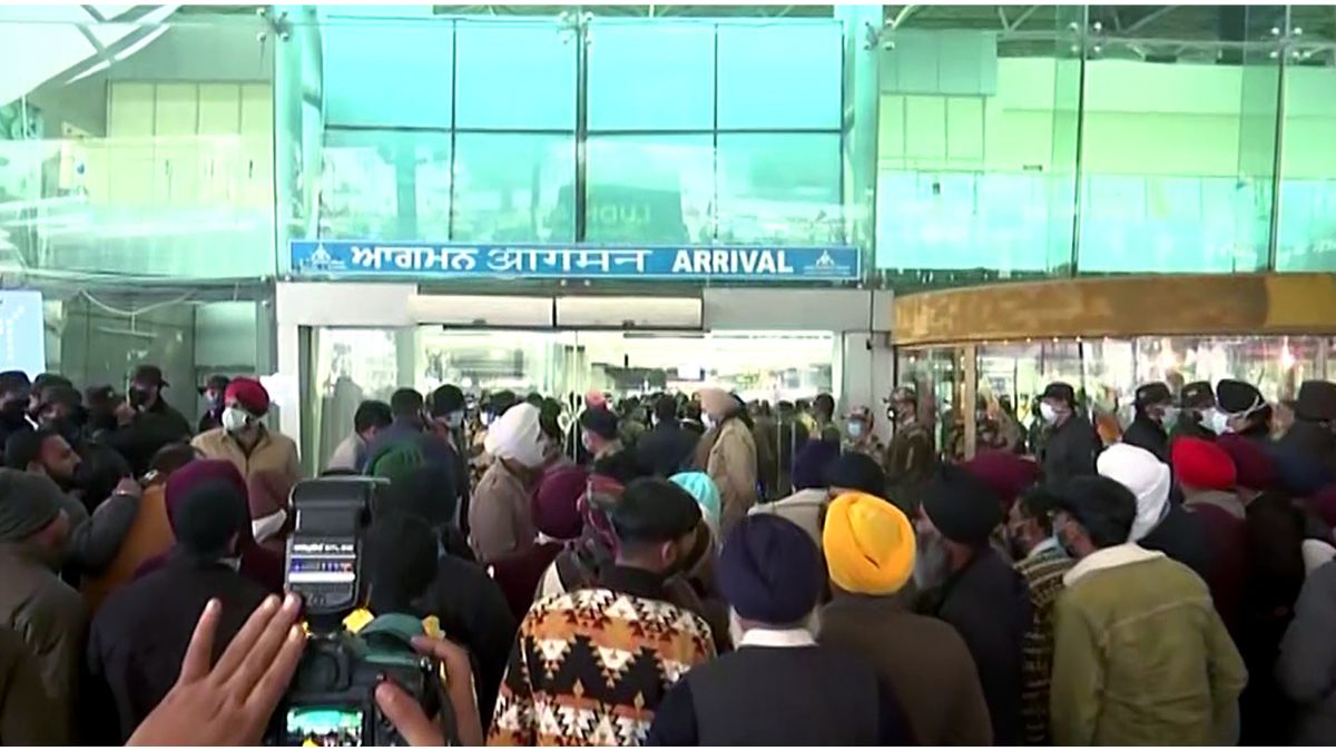 Singapore-Bound Flight Takes Off From Amritsar Airport Without 35 Passengers; DGCA Orders Probe