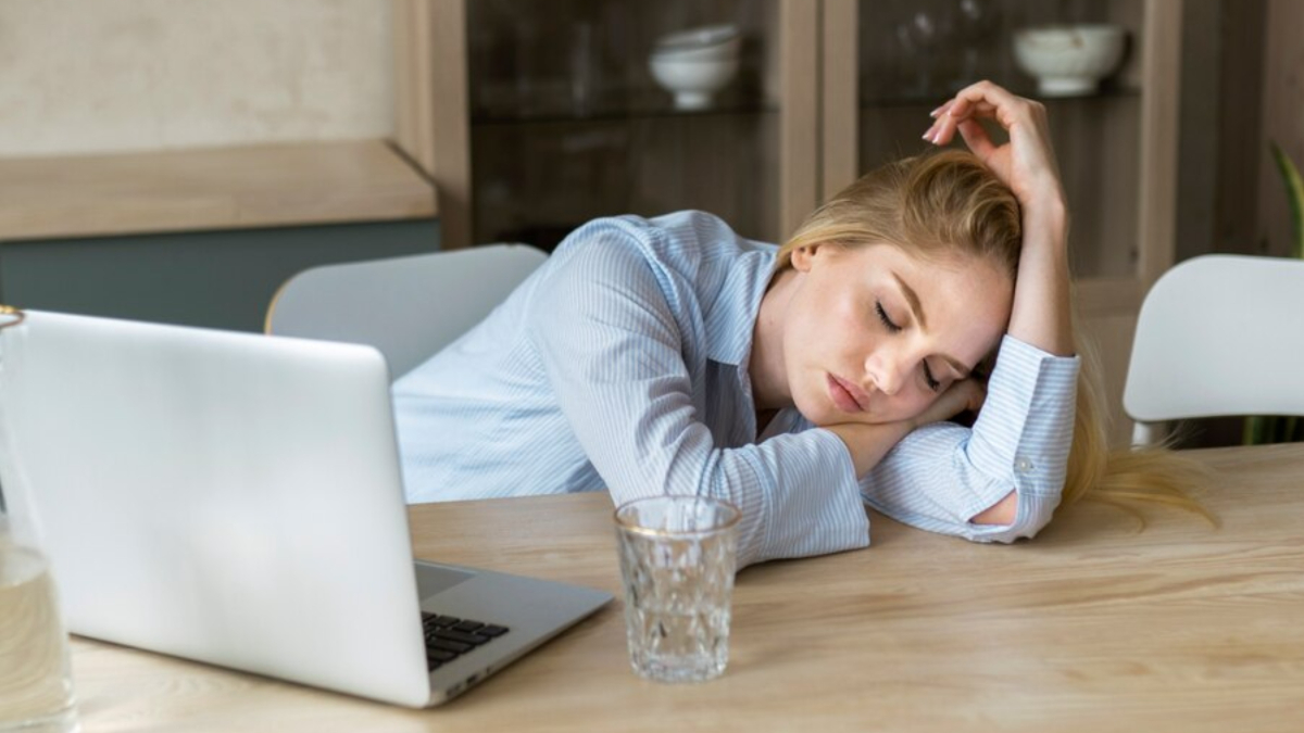 hypersomnia-surprising-reason-why-we-feel-sleepy-all-day-despite