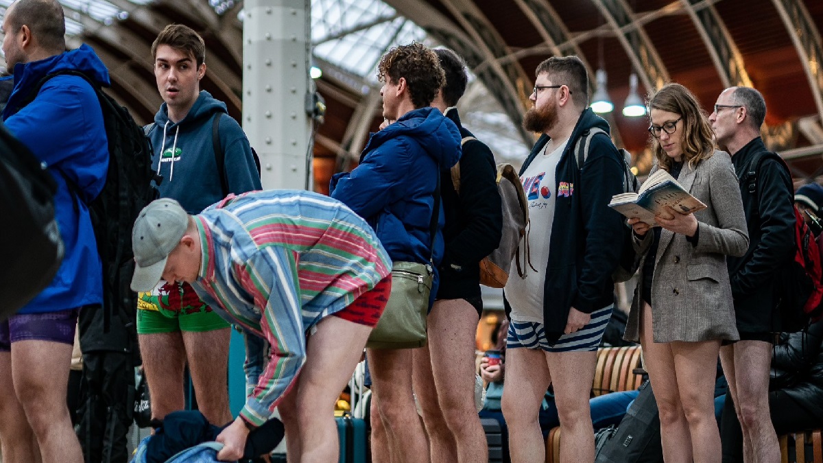 In Pics Londoners Travel Without Pants To Observe 'No Trousers Tube