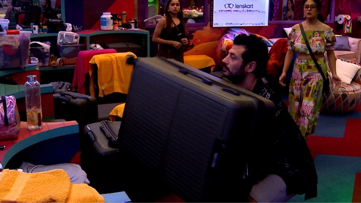 bigg-boss-ott-2-jad-hadid-threatens-to-leave-show-packs-bag-after-fight-with-bebika-watch