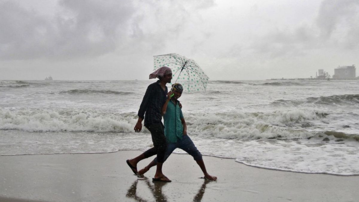 Monsoon Updates: Heavy Rain Lashes Kerala, Schools Shut, Orange Alert ...