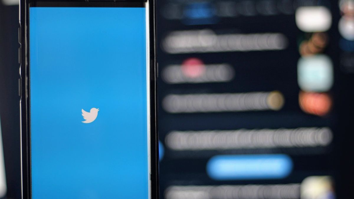 spam-control-or-blue-push-after-tweet-reading-limits-twitter-brings-daily-limits-to-dms-for-free-users