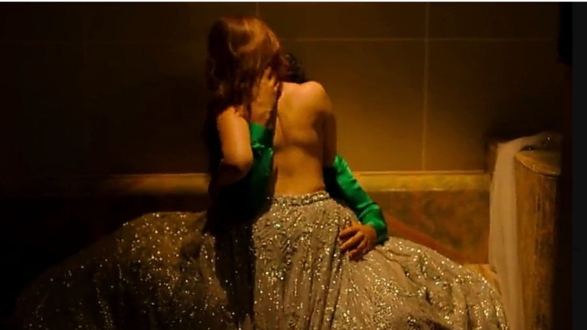 Tamanna Bhatia Massage Sex - Tamannaah Bhatia Goes Topless In Steamy S*x Scene After Breaking No-Kiss  Policy In Jee Karda